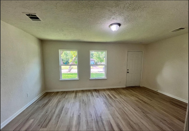 Photo - 5915 Beldart St