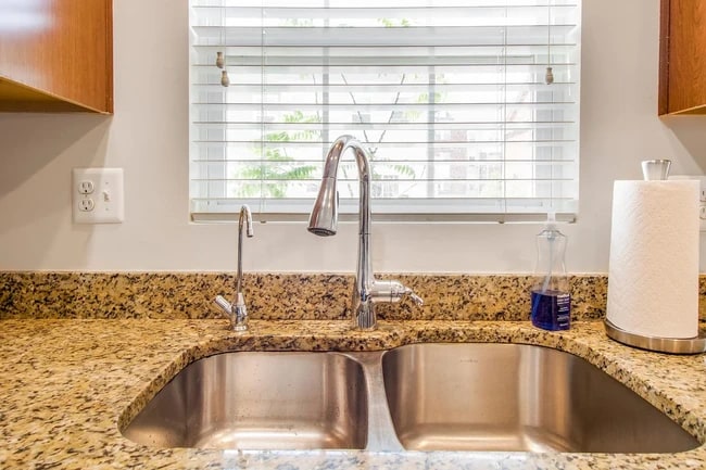 Photo - 7932 Pettigrew St