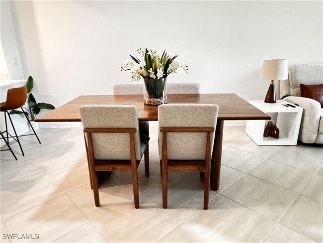 Photo - 2084 Wellington St