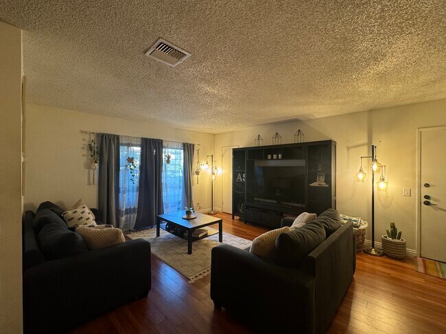 Photo - 5055 Coldwater Canyon Ave Unidad 204