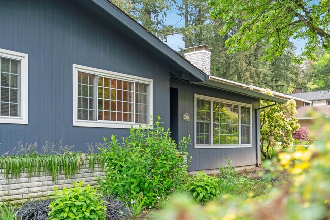 Spacious, well-cared for 4-bdrm/3-bath spl... - Spacious, well-cared for 4-bdrm/3-bath spl... House