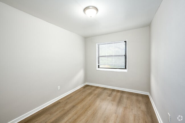 2BR, 1BA - 565SF - Bedroom