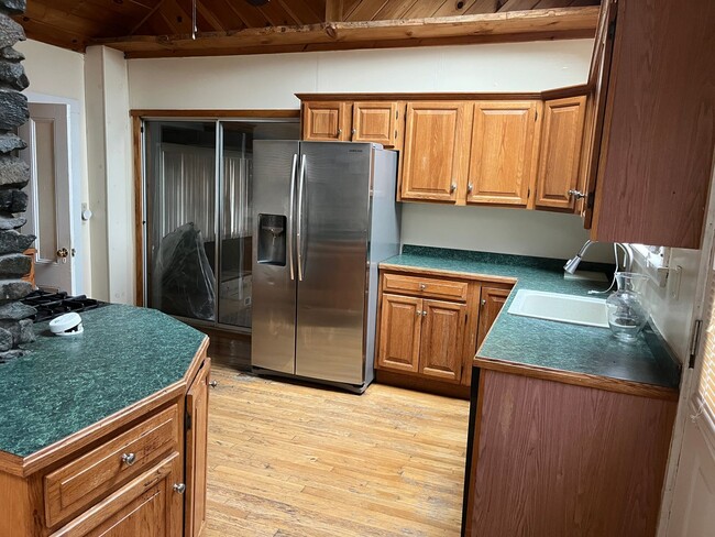 Building Photo - Sunny 2 Br / 1 BA Apartment in quiet area of Middleboro