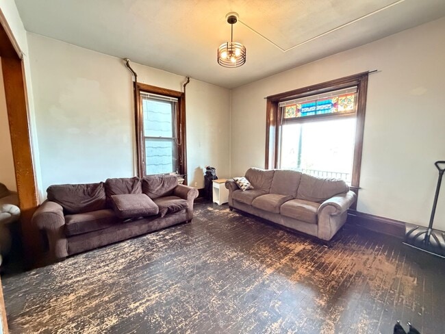 Photo - Large 3 Bedroom Open July 1st! Unidad 529 W 4th St - 1