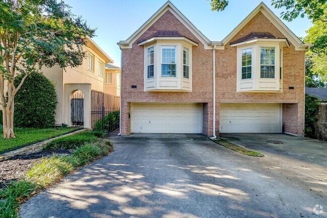 Building Photo - Amazing Town Home in Arlington Heights- We...