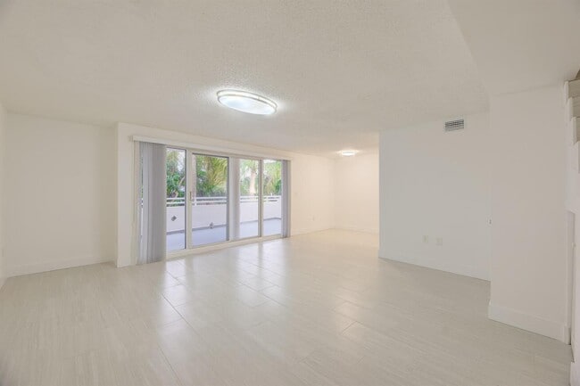 Building Photo - 2100 Brickell Ave Unit 404