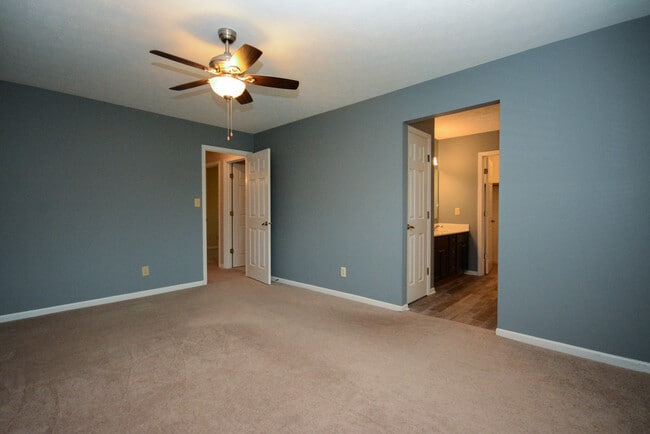 Photo - 582 Redfox Ct N