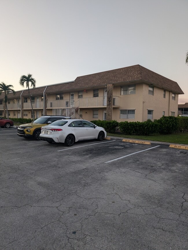 Building Photo - 9911 Sandalfoot Blvd Unit 114