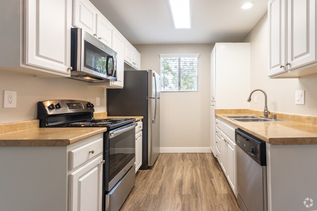 1BR, 1BA - 725 SF