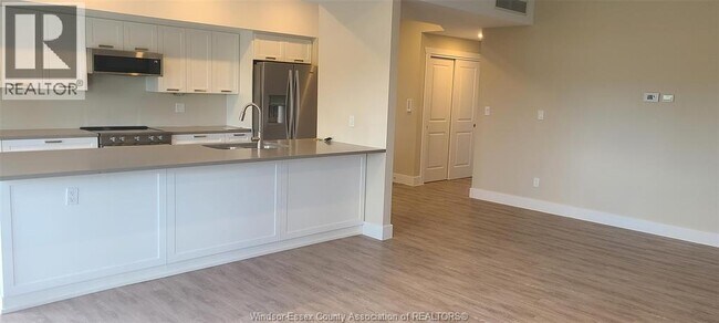 Photo - 550 Sandison St