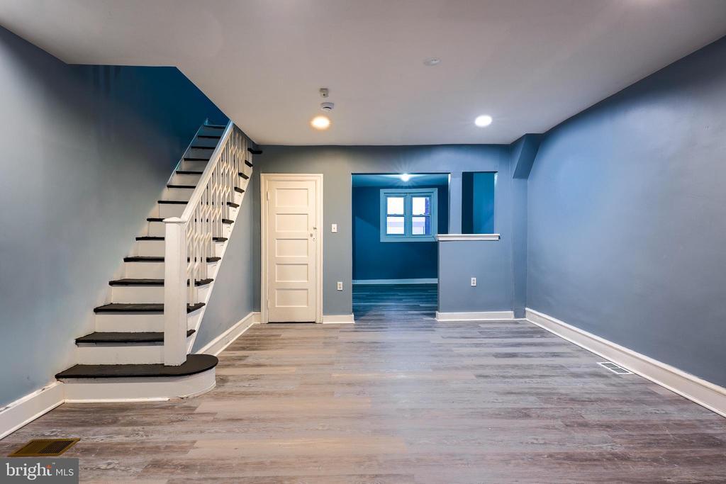 Photo - 6746 Linmore Ave