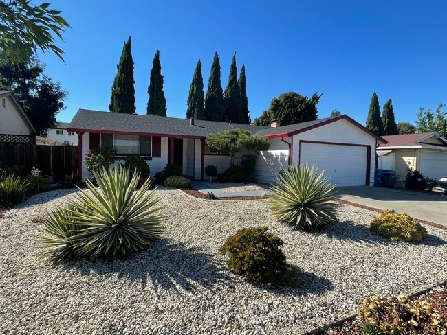 Building Photo - $3,590 - Charming 3-Bedroom Home in Quiet ...