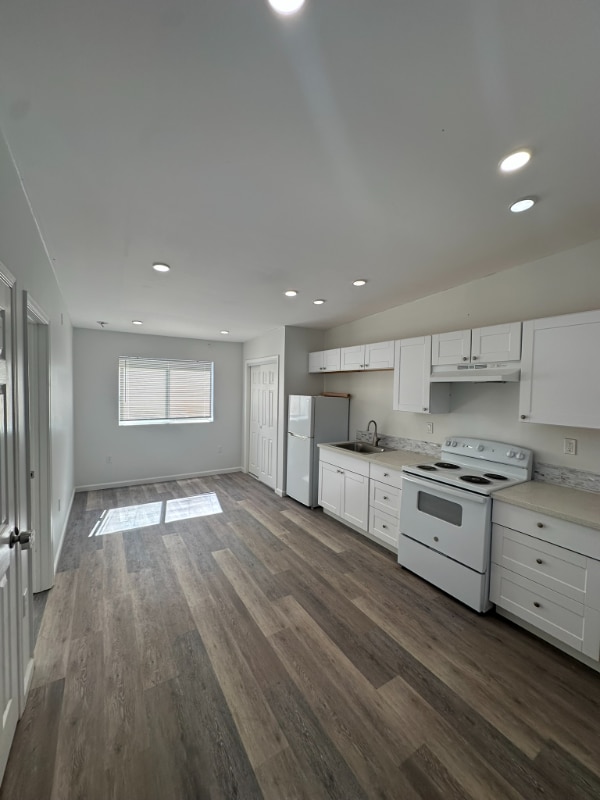Photo - 201 Eaton Way