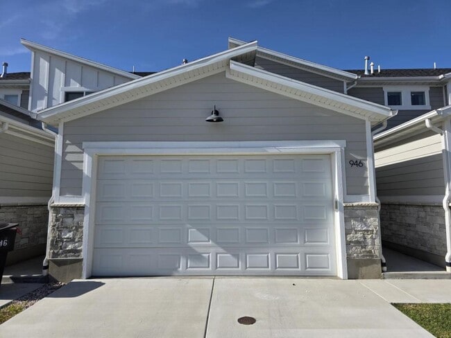 Building Photo - 946 W 600 S