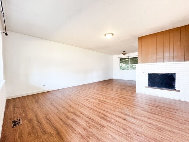 Photo - 4 bed rambler in HUGE lot