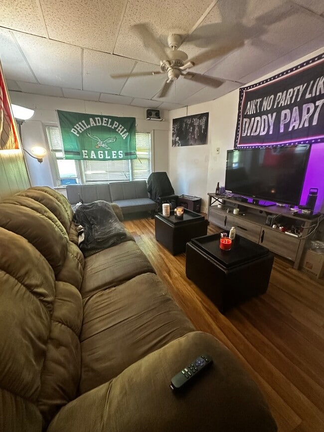 Photo - 324 Stewart St