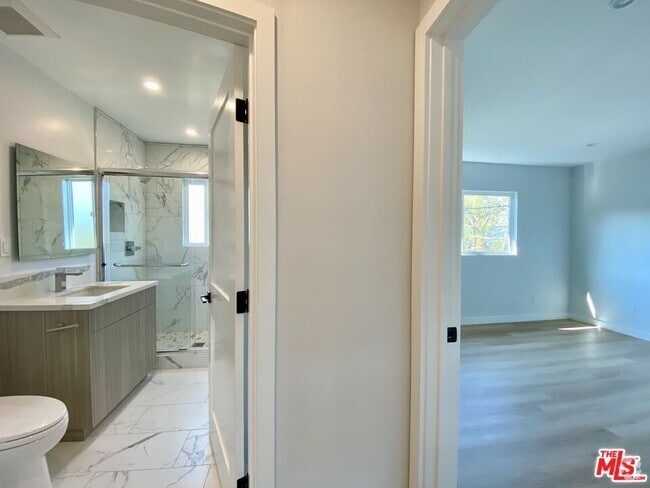 Building Photo - 3207 W 3rd St Unit 1 Rental