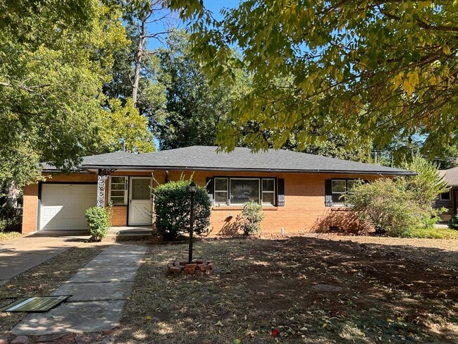 Building Photo - 723 S Ridge Dr