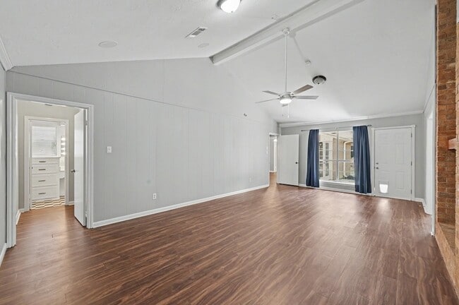 Photo - 132 Red Oak Ln