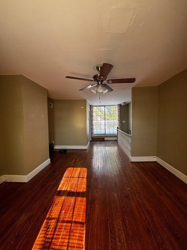 Photo - 807 W 10th St