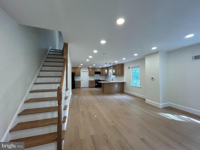 Building Photo - 5 Locust St