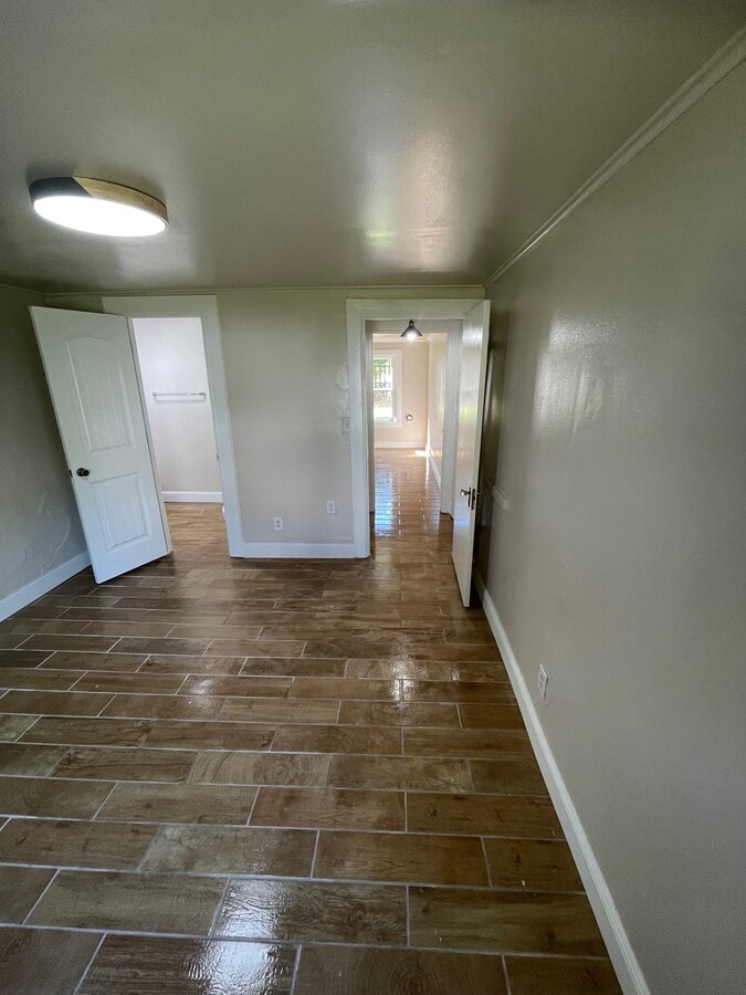 Photo - 833 W Stone St