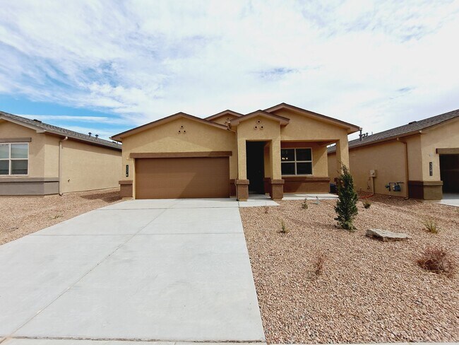 Photo - 3 bed 2 bath home in Huning Ranch!