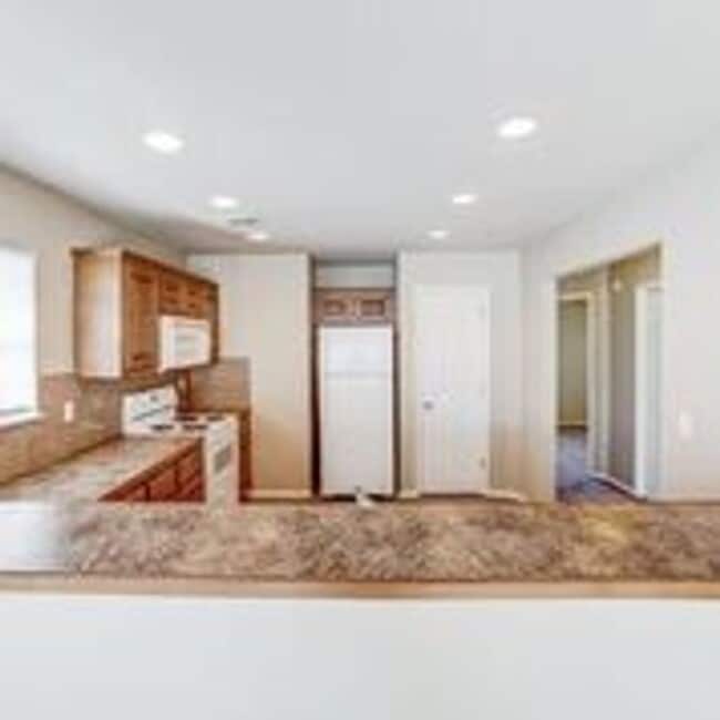 Photo - 2 Bedroom + Garage! Available now!