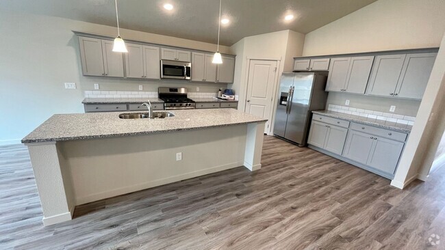 Building Photo - $2,199.00 / Large 4 bed 2 bath / 3 car gar... Rental
