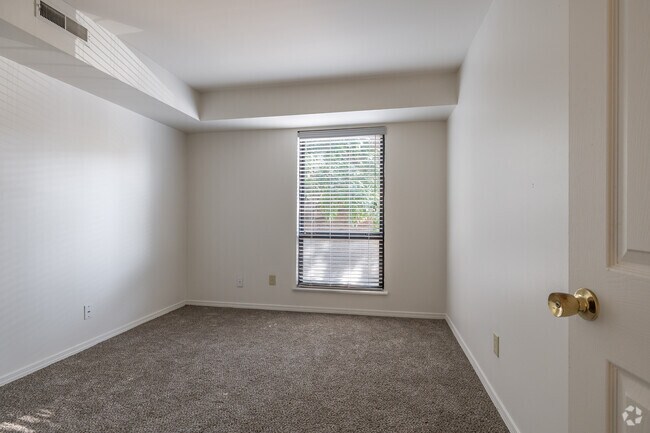 2BR, 2BA - 896SF - Bedroom