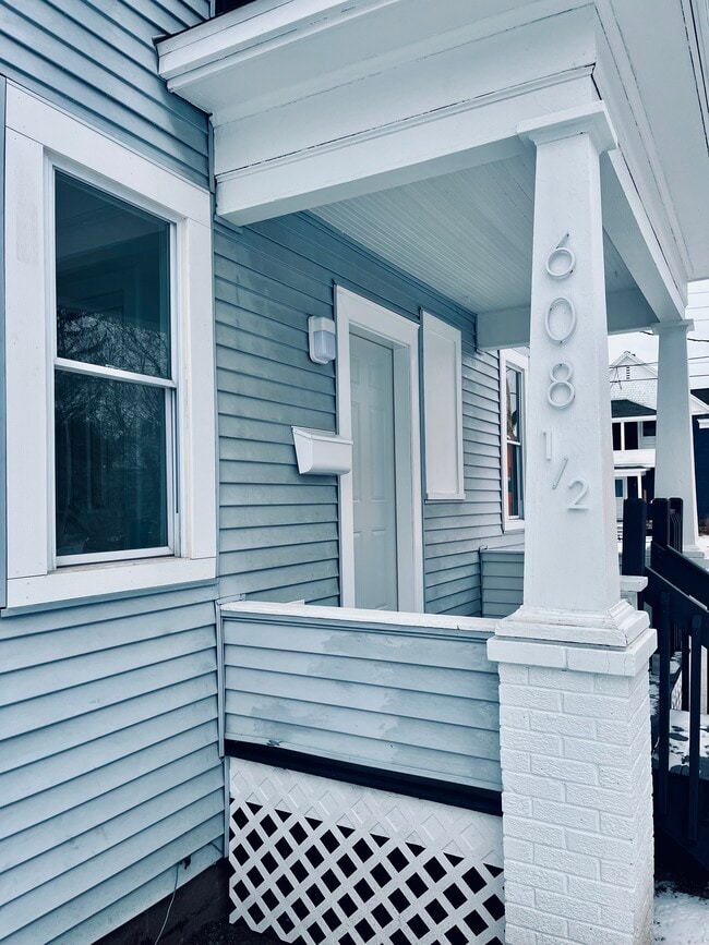 Building Photo - 608 E Bridge St Unit Upper