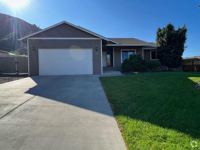 Building Photo - Beautiful 3 bed/2 bath rambler! 2 car gara... Rental