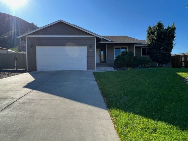 Beautiful 3 bed/2 bath rambler! 2 car gara... - Beautiful 3 bed/2 bath rambler! 2 car gara... House