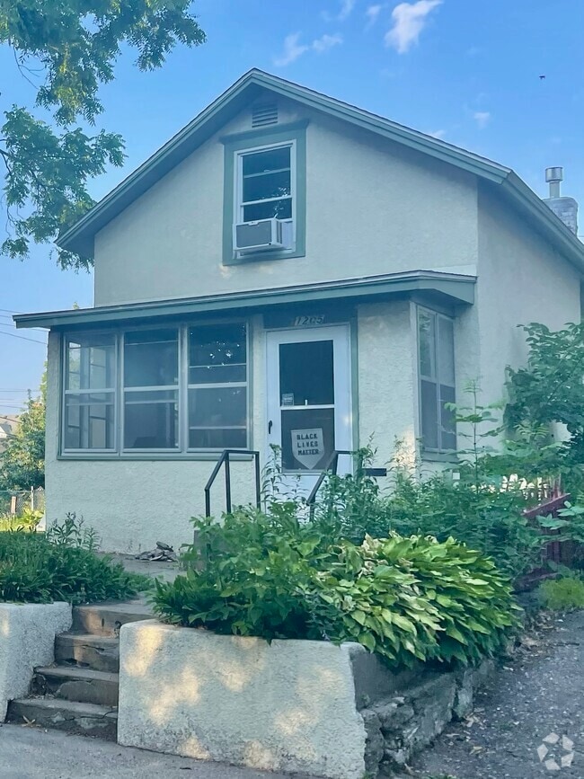 Building Photo - 1205 3rd St NE Rental
