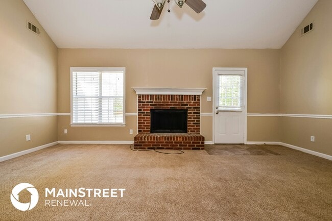 Photo - 698 Derek Pl