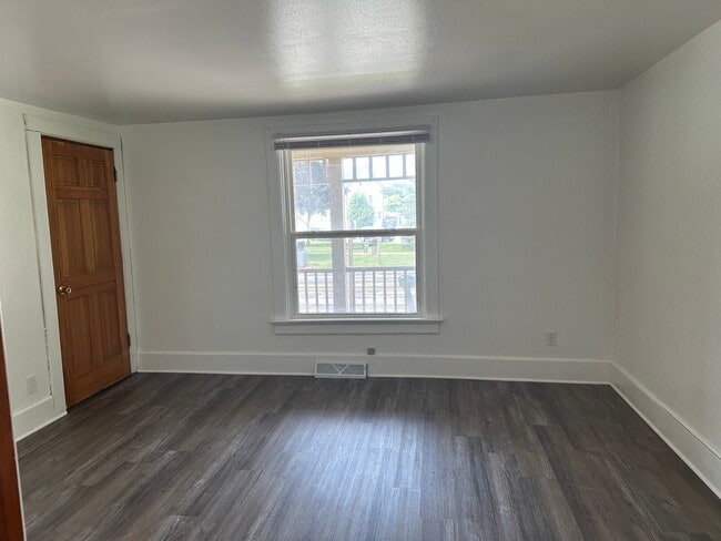 Living Room - 275 E Green Bay Ave Unit 275