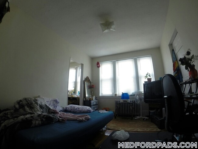 Building Photo - 53 Fellsway W