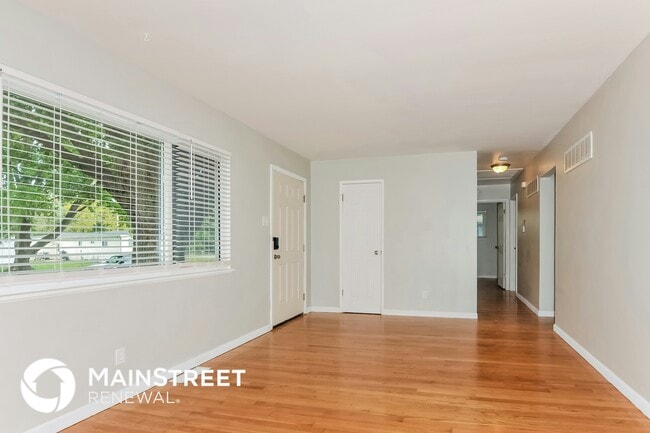 Photo - 330 Moule Dr