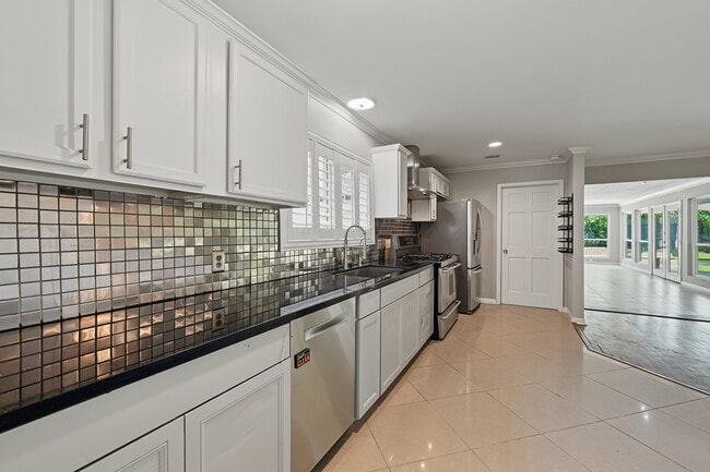 Photo - 5616 Pine St