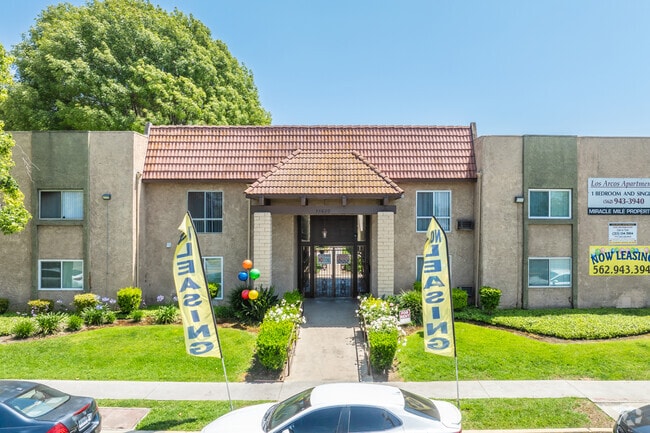 Los Arcos Apartments