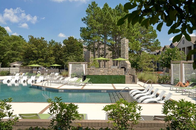 Relájese en la piscina estilo resort con cabañas privadas y mejore su experiencia de vida fuera del campus en The Preserve at Tuscaloosa. - The Preserve at Tuscaloosa Apartamentos