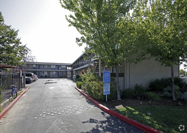 Building Photo - Oak Ridge Apartments