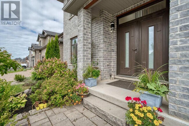 Photo - 754 Jackpine Way