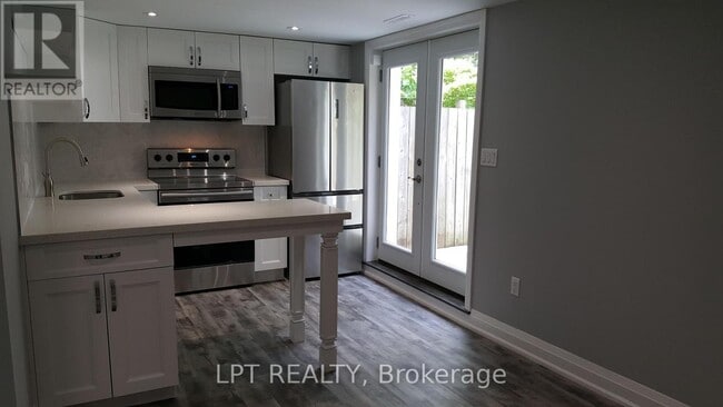 Photo - 70 Chaucer Crescent