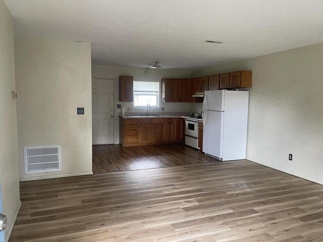 Building Photo - 1005 N Whitman Dr Rental