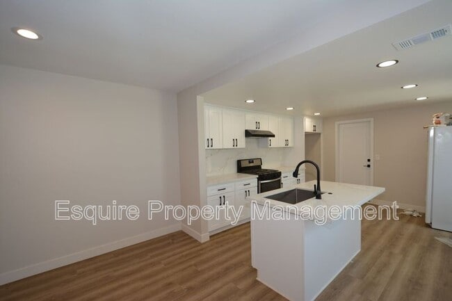 Photo - 3551 W Hemlock St