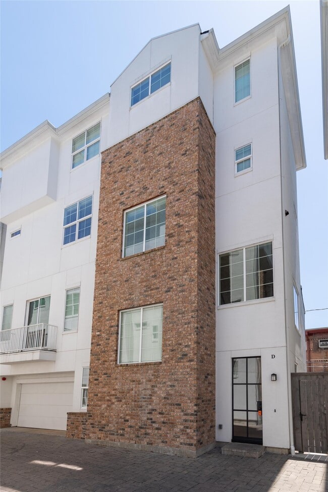 Building Photo - 3821 N Braeswood Blvd Unit D