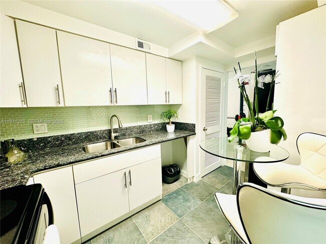 Photo - 301 Golden Isles Dr Unidad 114