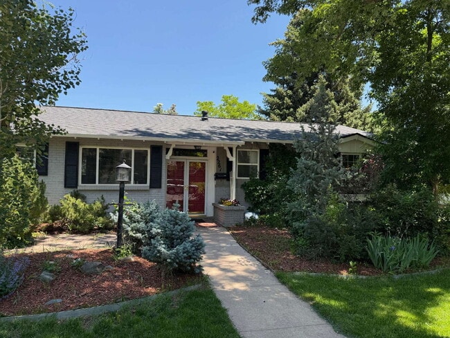 4-Bedroom home in Ridgewood - 4-Bedroom home in Ridgewood