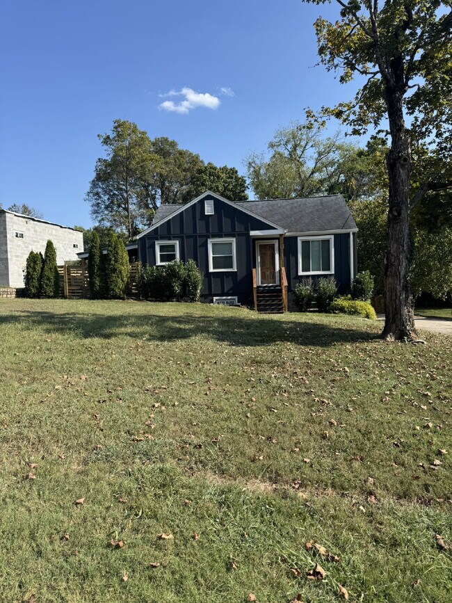 Building Photo - Charming 3 bedroom and 2 bathroom Cottage Rental